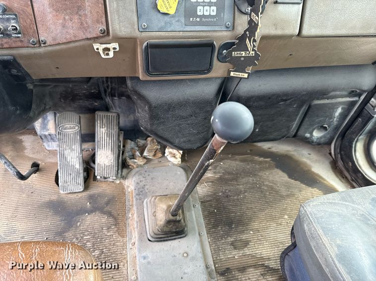 image for item HI9273 2004 Peterbilt 330 truck cab and chassis