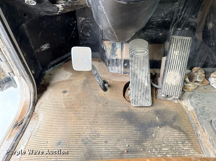 image for item HI9273 2004 Peterbilt 330 truck cab and chassis