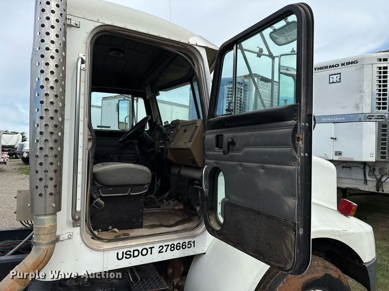 image for item HI9273 2004 Peterbilt 330 truck cab and chassis