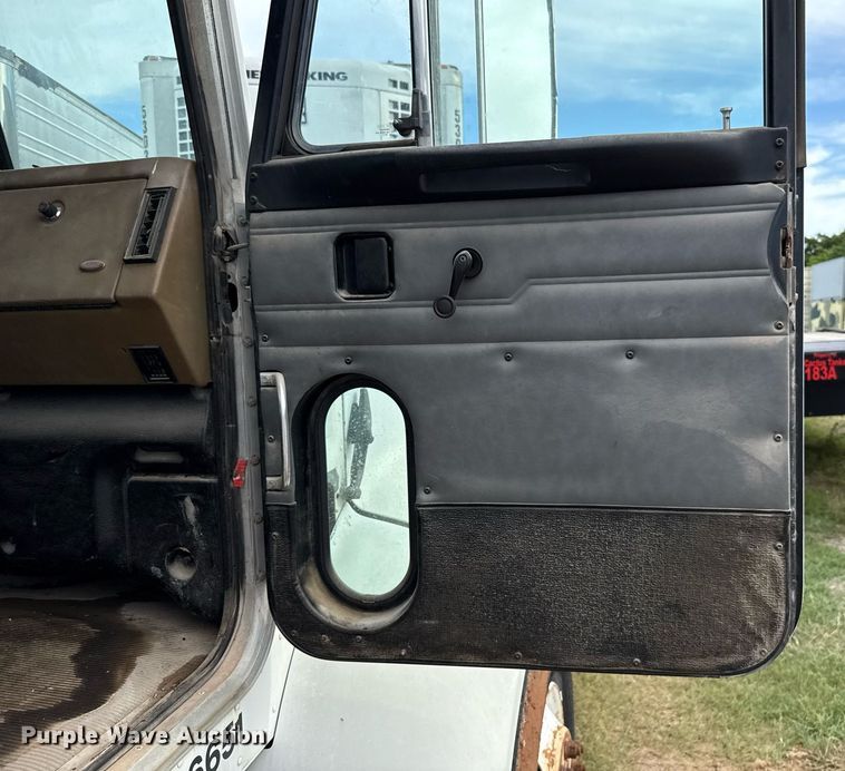 image for item HI9273 2004 Peterbilt 330 truck cab and chassis