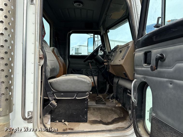 image for item HI9273 2004 Peterbilt 330 truck cab and chassis