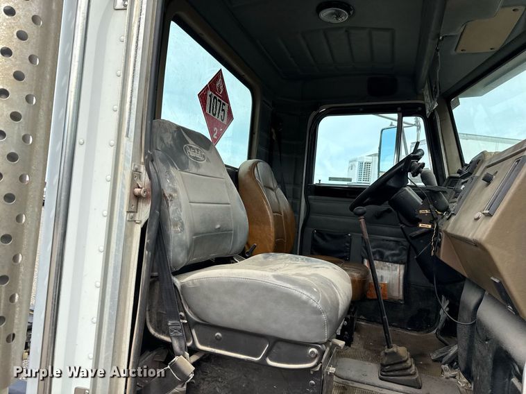 image for item HI9273 2004 Peterbilt 330 truck cab and chassis