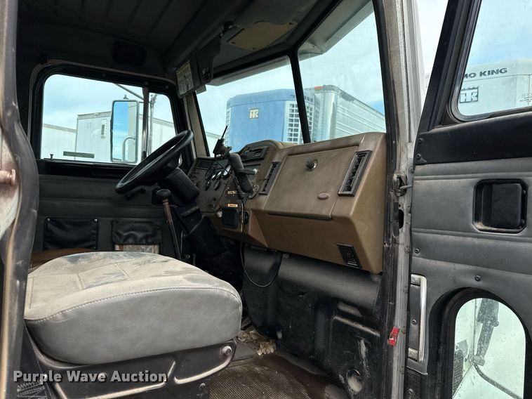 image for item HI9273 2004 Peterbilt 330 truck cab and chassis