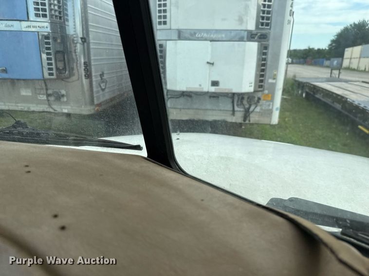 image for item HI9273 2004 Peterbilt 330 truck cab and chassis