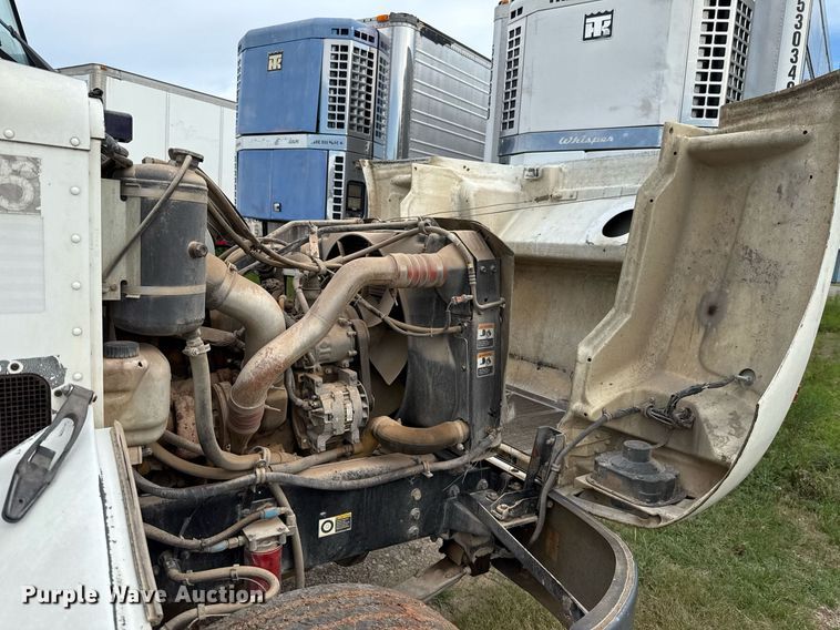 image for item HI9273 2004 Peterbilt 330 truck cab and chassis