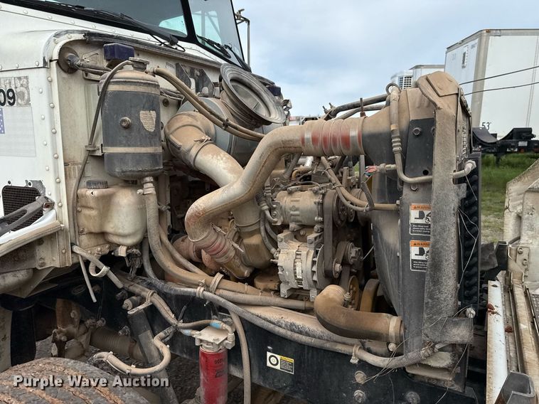 image for item HI9273 2004 Peterbilt 330 truck cab and chassis