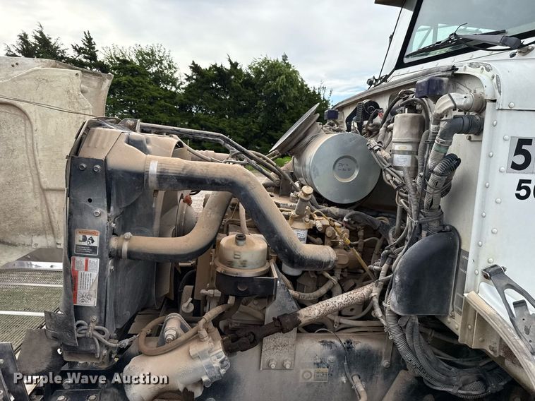 image for item HI9273 2004 Peterbilt 330 truck cab and chassis