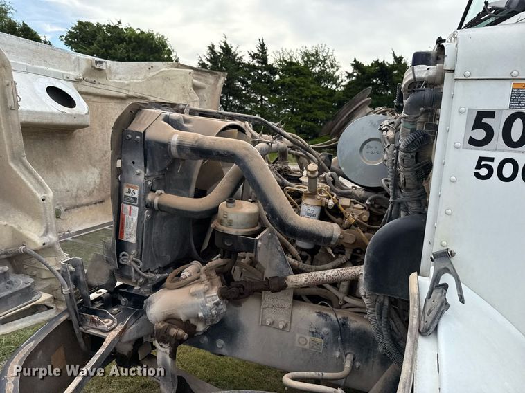 image for item HI9273 2004 Peterbilt 330 truck cab and chassis