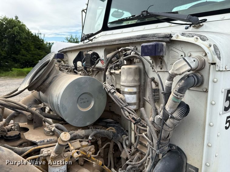 image for item HI9273 2004 Peterbilt 330 truck cab and chassis