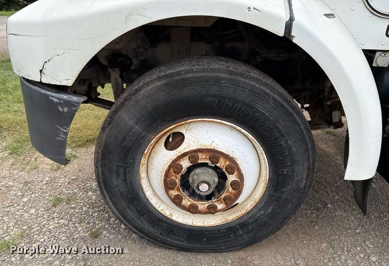 image for item HI9273 2004 Peterbilt 330 truck cab and chassis