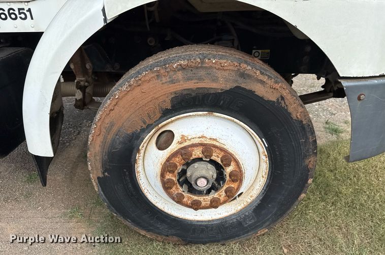 image for item HI9273 2004 Peterbilt 330 truck cab and chassis