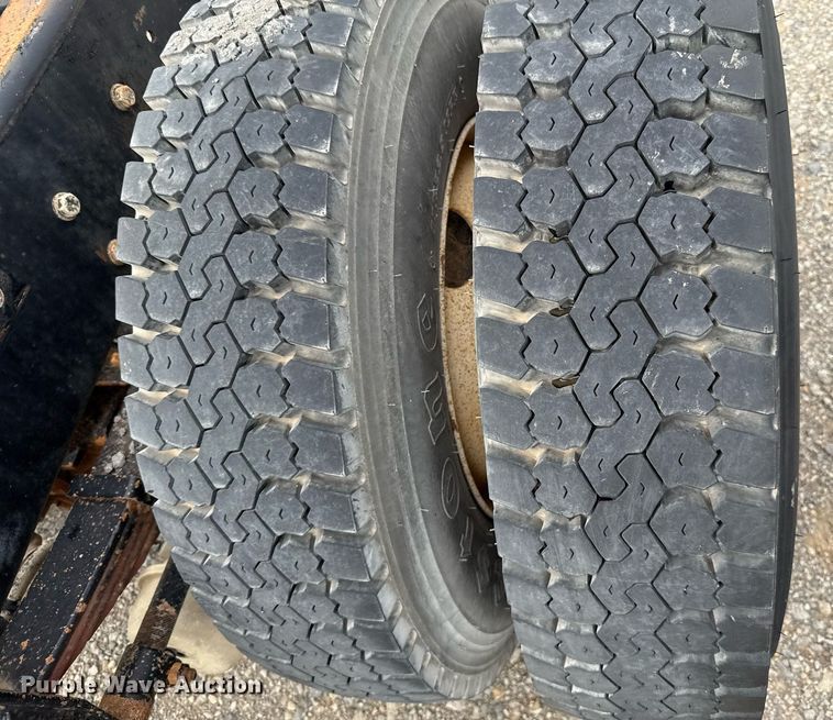 image for item HI9273 2004 Peterbilt 330 truck cab and chassis