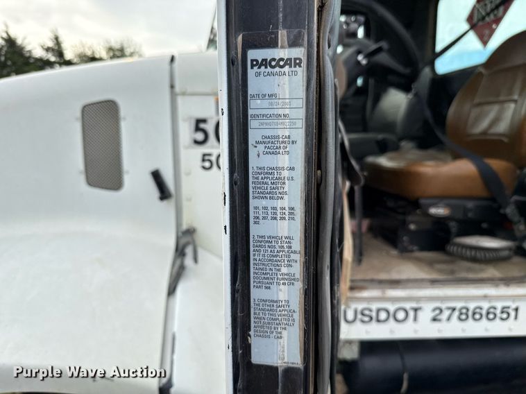 image for item HI9273 2004 Peterbilt 330 truck cab and chassis