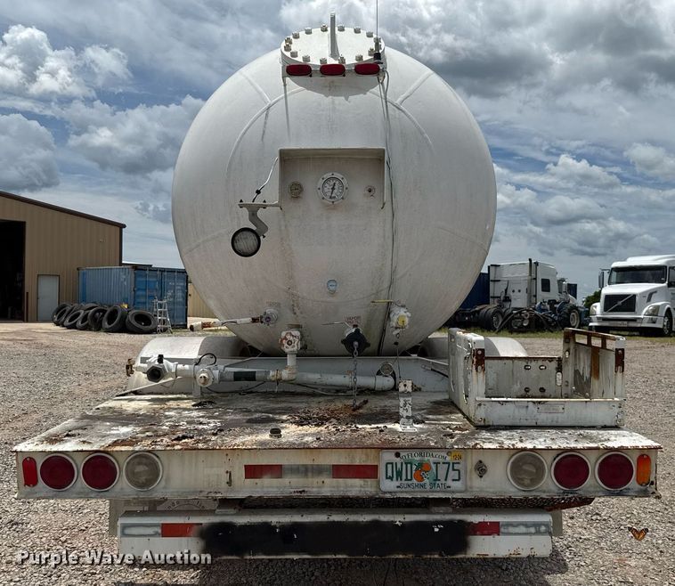 image for item HI9274 2000 GMC C7500 truck cab and chassis