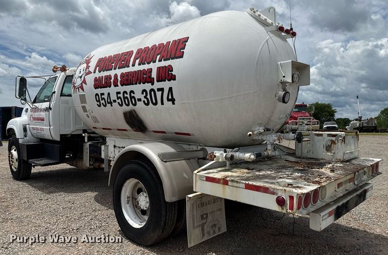 image for item HI9274 2000 GMC C7500 truck cab and chassis