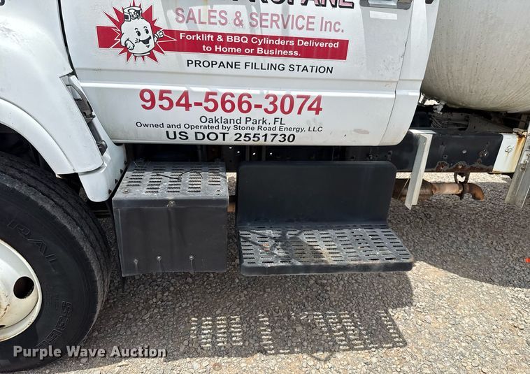 image for item HI9274 2000 GMC C7500 truck cab and chassis