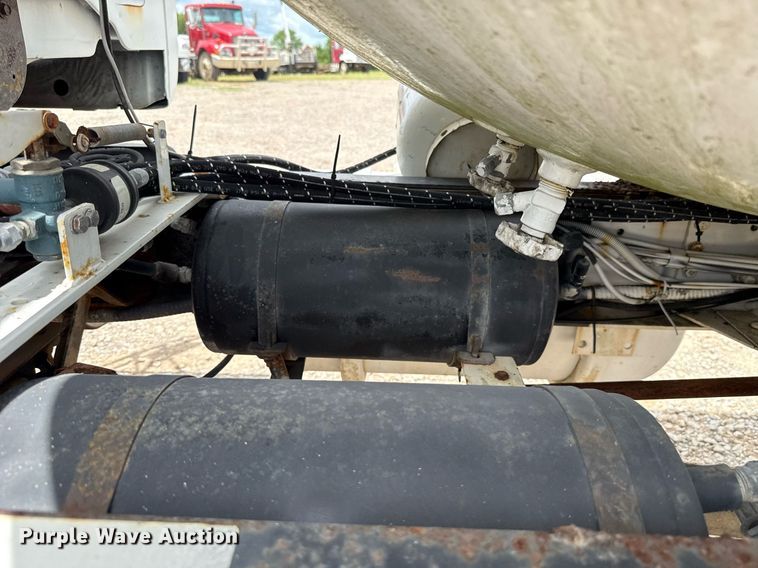 image for item HI9274 2000 GMC C7500 truck cab and chassis