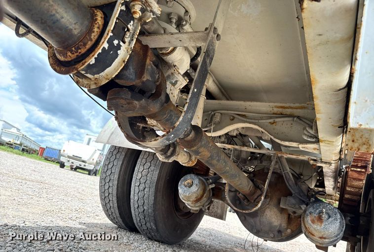 image for item HI9274 2000 GMC C7500 truck cab and chassis