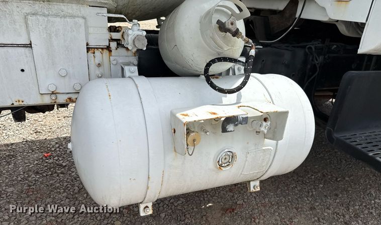 image for item HI9274 2000 GMC C7500 truck cab and chassis