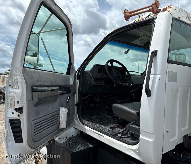 image for item HI9274 2000 GMC C7500 truck cab and chassis