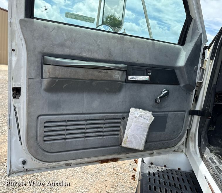 image for item HI9274 2000 GMC C7500 truck cab and chassis