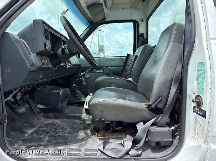 image for item HI9274 2000 GMC C7500 truck cab and chassis