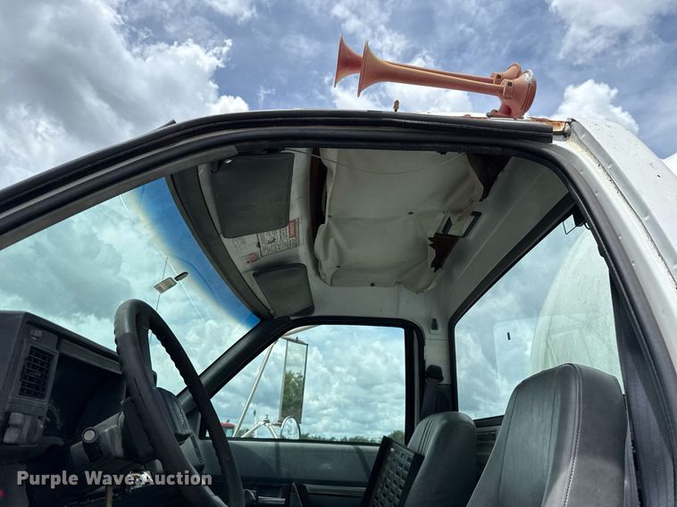 image for item HI9274 2000 GMC C7500 truck cab and chassis