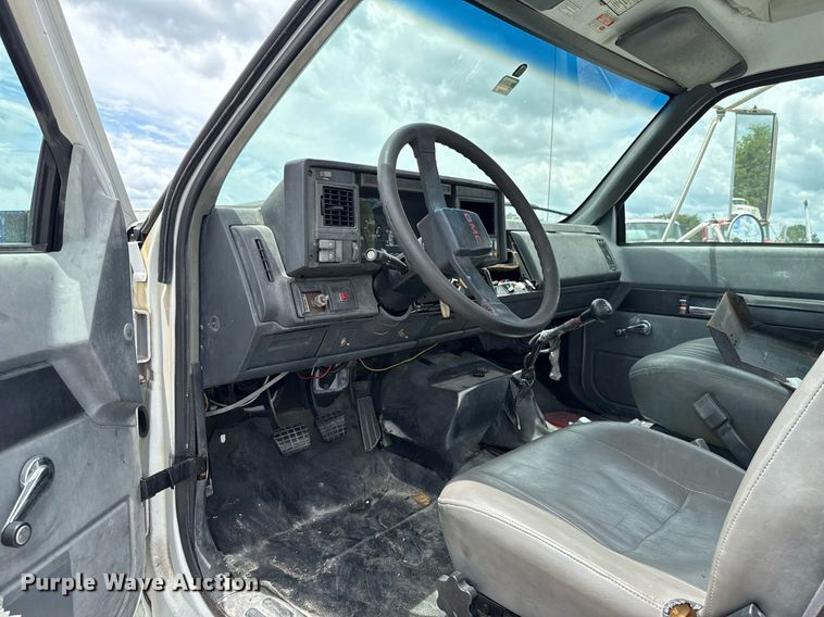 image for item HI9274 2000 GMC C7500 truck cab and chassis