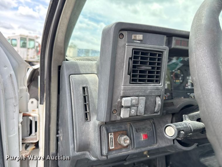 image for item HI9274 2000 GMC C7500 truck cab and chassis