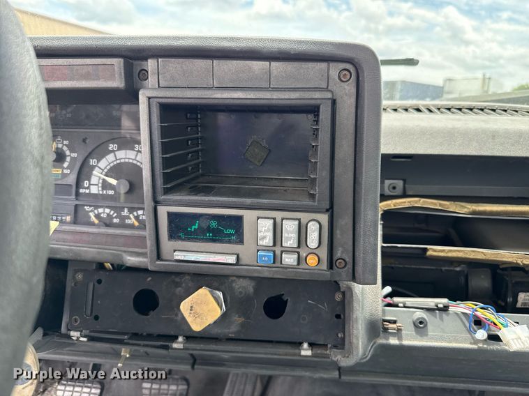 image for item HI9274 2000 GMC C7500 truck cab and chassis