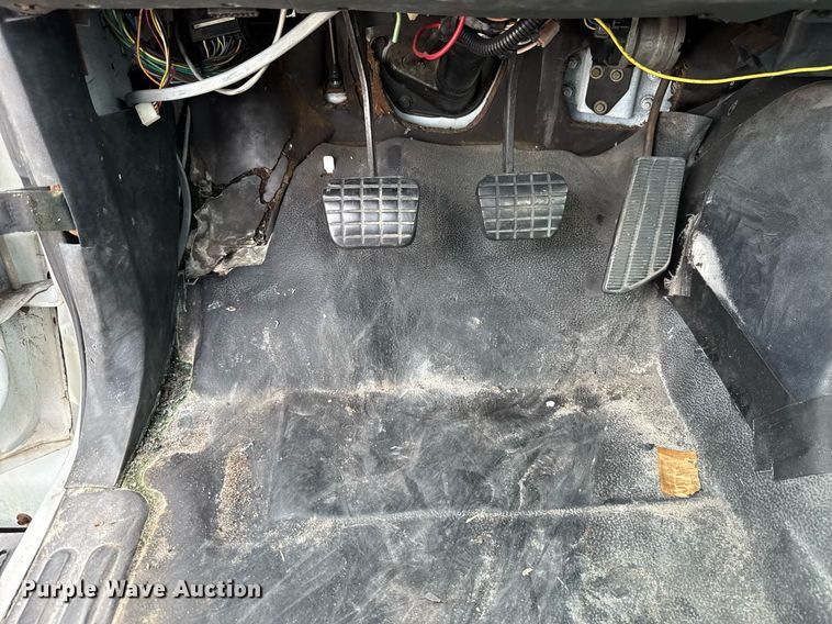 image for item HI9274 2000 GMC C7500 truck cab and chassis