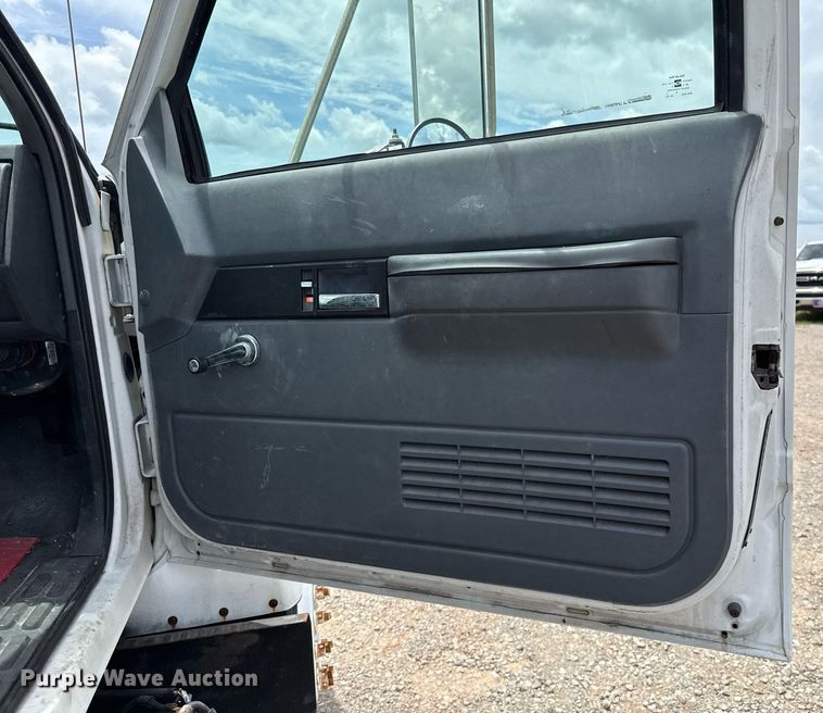 image for item HI9274 2000 GMC C7500 truck cab and chassis