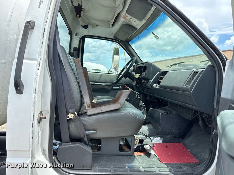 image for item HI9274 2000 GMC C7500 truck cab and chassis