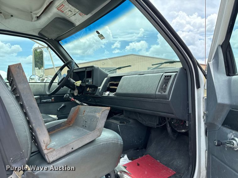 image for item HI9274 2000 GMC C7500 truck cab and chassis