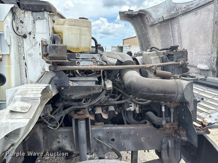 image for item HI9274 2000 GMC C7500 truck cab and chassis