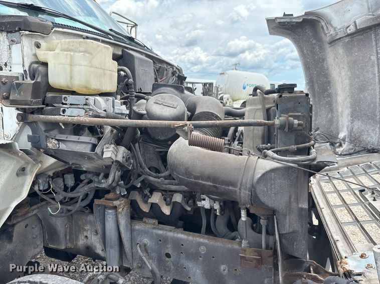 image for item HI9274 2000 GMC C7500 truck cab and chassis