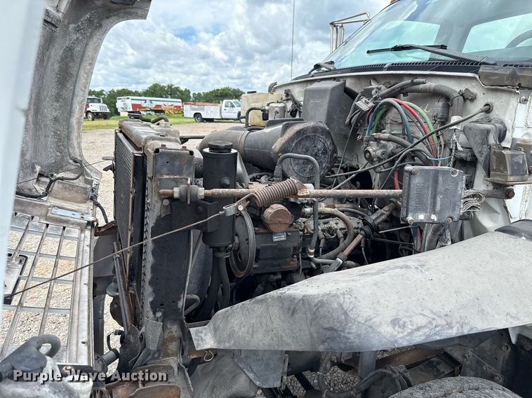 image for item HI9274 2000 GMC C7500 truck cab and chassis