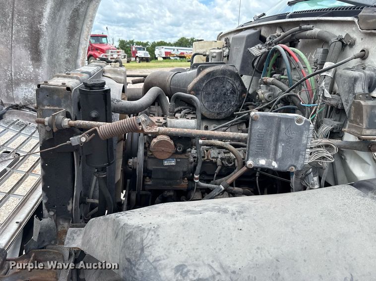 image for item HI9274 2000 GMC C7500 truck cab and chassis