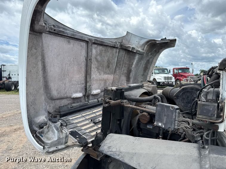 image for item HI9274 2000 GMC C7500 truck cab and chassis