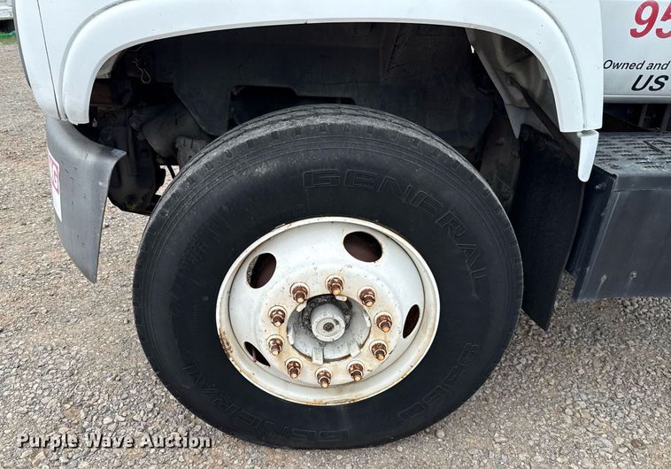 image for item HI9274 2000 GMC C7500 truck cab and chassis