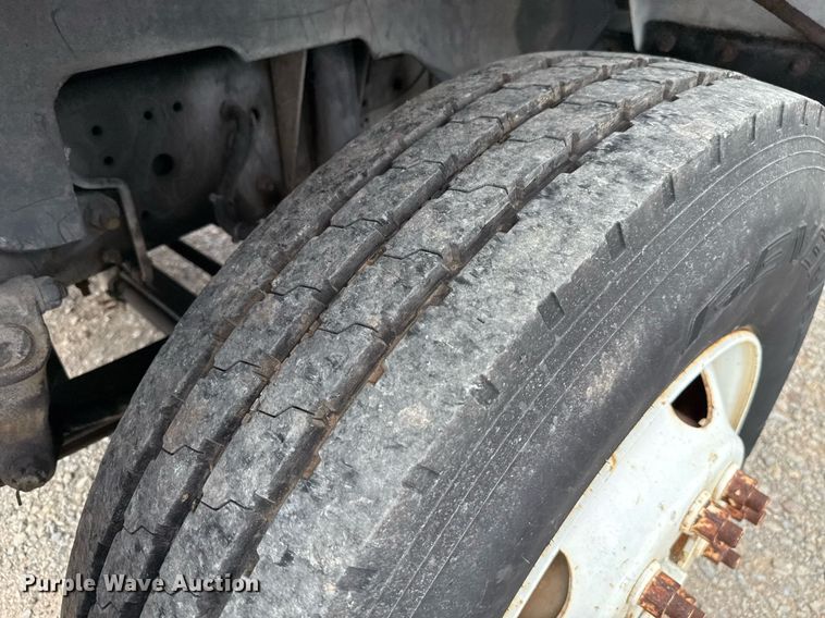 image for item HI9274 2000 GMC C7500 truck cab and chassis