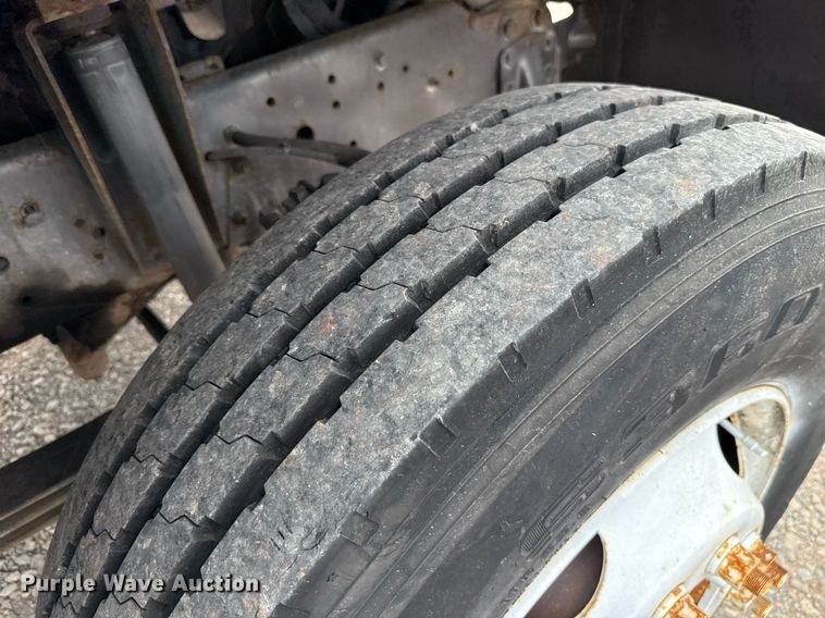 image for item HI9274 2000 GMC C7500 truck cab and chassis