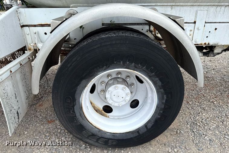 image for item HI9274 2000 GMC C7500 truck cab and chassis