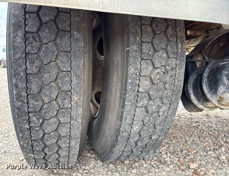 image for item HI9274 2000 GMC C7500 truck cab and chassis