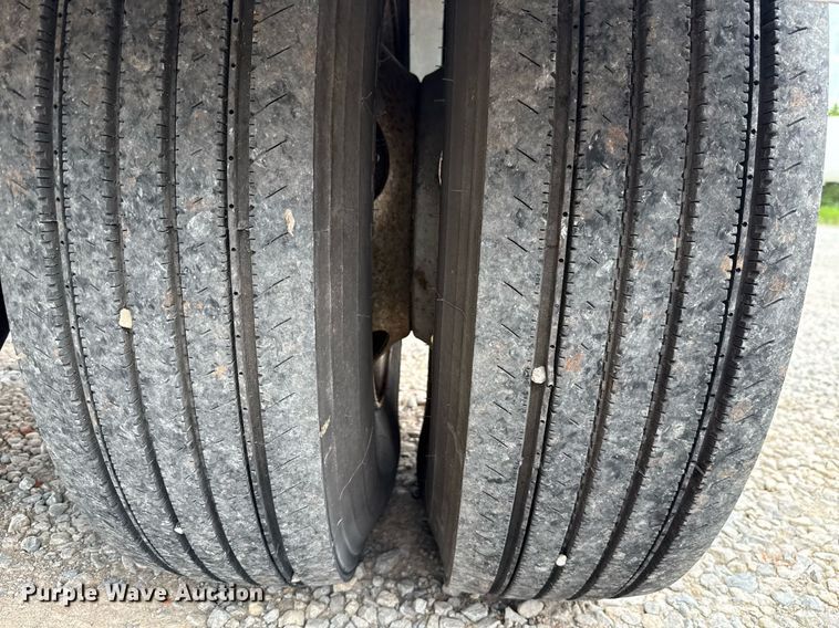 image for item HI9274 2000 GMC C7500 truck cab and chassis