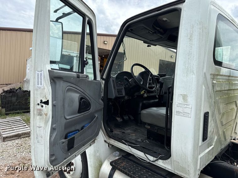 image for item HI9275 2007 International 4300 truck cab and chassis