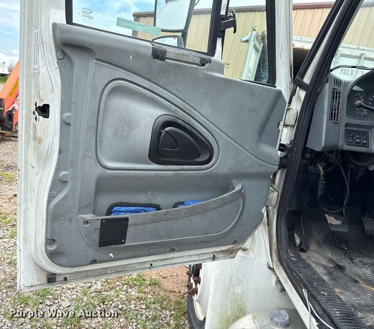 image for item HI9275 2007 International 4300 truck cab and chassis