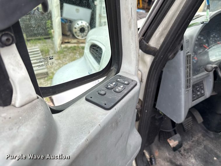 image for item HI9275 2007 International 4300 truck cab and chassis