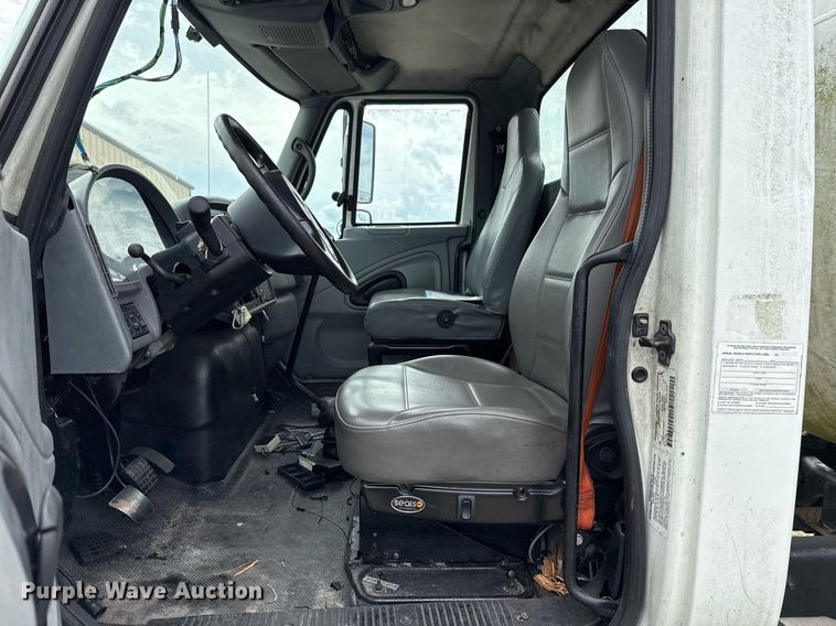 image for item HI9275 2007 International 4300 truck cab and chassis