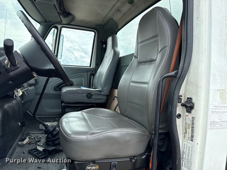 image for item HI9275 2007 International 4300 truck cab and chassis